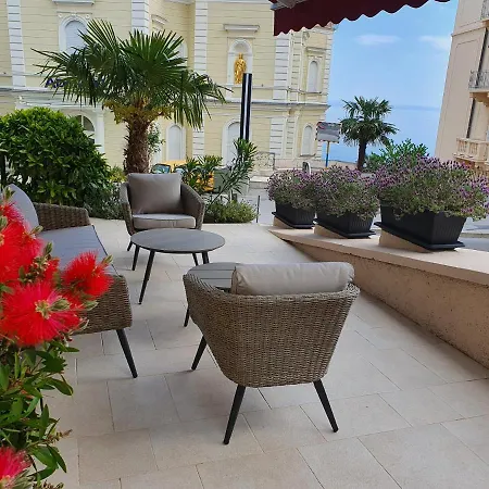 Superior Seaview Apartment